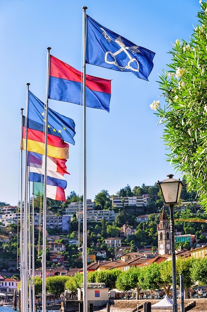 Banderas en el lujoso resort en Ascona en el lago Maggiore del cantón de Ticino, Suiza.