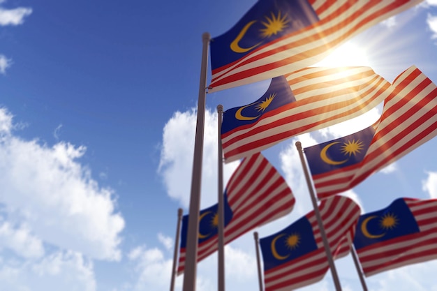 Banderas de malasia ondeando en el viento contra un cielo azul d renderizado