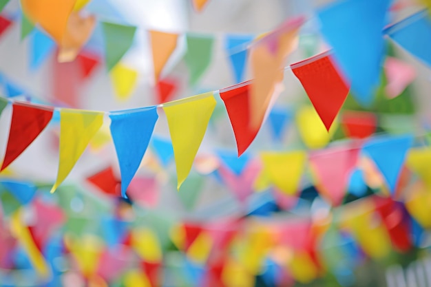 Banderas multicolores colgando en el aire Fiesta de cumpleaños