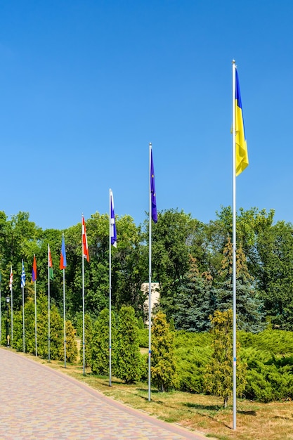 Banderas nacionales de los diferentes países en el parque de la ciudad de Myrhorod Ucrania