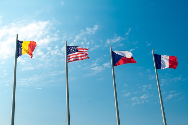 Foto banderas nacionales de los países europeos y estados unidos contra el cielo azul