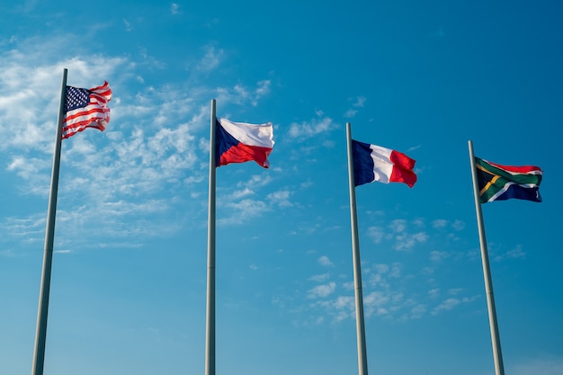 Foto banderas nacionales de los países europeos y estados unidos contra el cielo azul