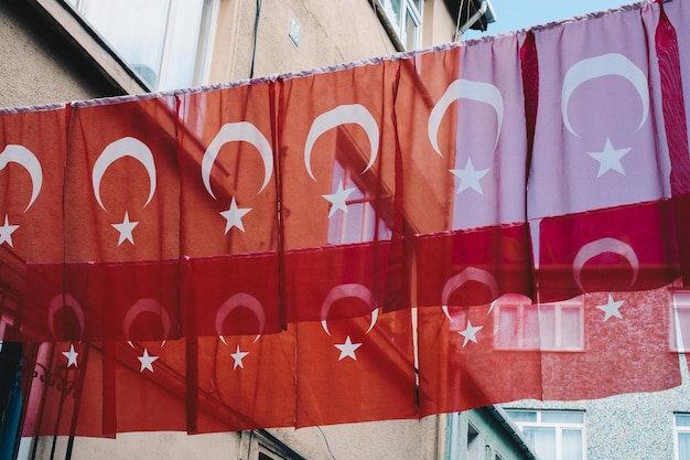 Banderas nacionales turcas en cadena a la vista