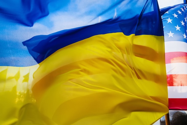 Foto banderas nacionales de ucrania y estados unidos durante la visita oficial del vicepresidente estadounidense joe biden a ucrania