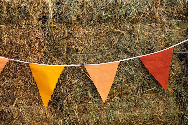 Foto banderas oloradas en balas de heno de paja evento festivo de otoño