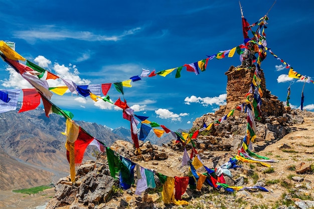 Banderas de oración budista en el Himalaya