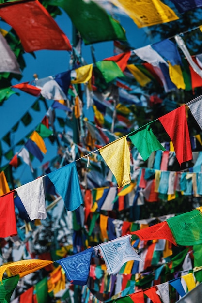 Banderas de oración budista lunga en mcleod ganj, himachal pradesh, india
