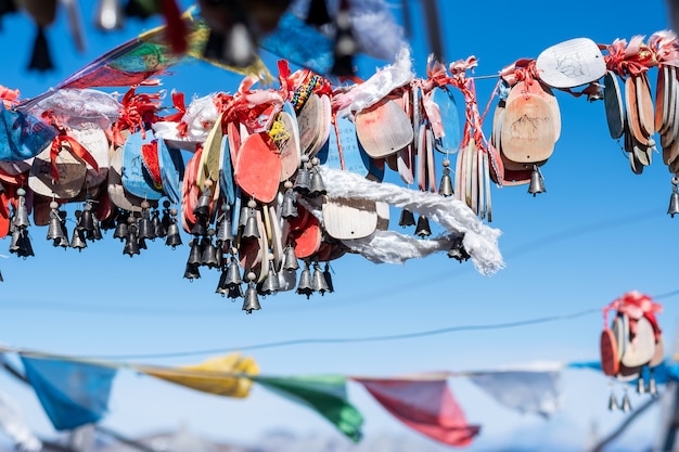 Banderas de oración y estupa en la cima de la montaña nevada de Shika