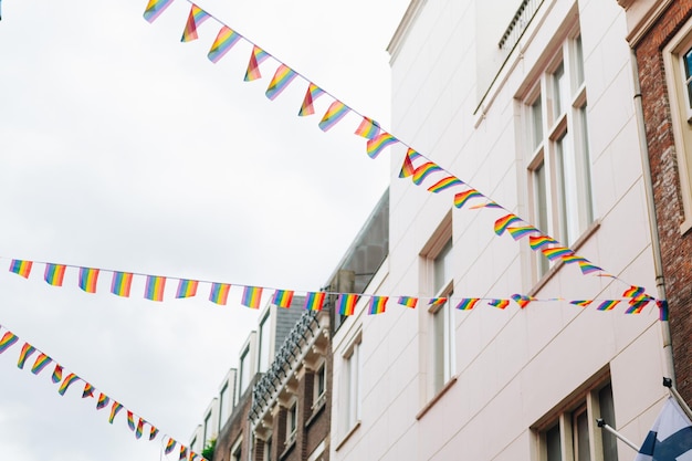 Banderas de orgullo e igualdad del arco iris en la pancarta. Fondo del boletín del encabezado de la bandera LGBTQ del arco iris