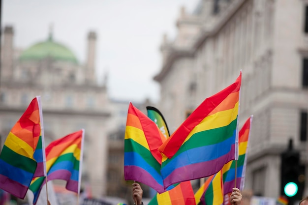 Banderas del orgullo gay del arco iris en un desfile de solidaridad del orgullo gay lgbt