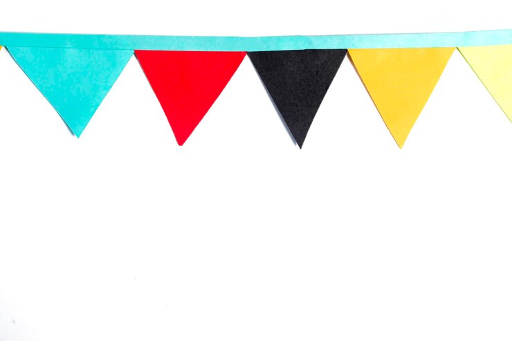 Foto banderas de papel de colores sobre fondo blanco con espacio para copiar perfecto para fiestas y celebraciones