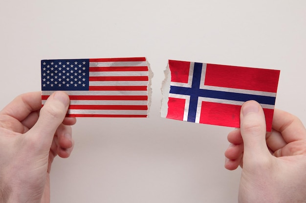 Banderas de papel de estados unidos y noruega destrozadas concepto de relación política