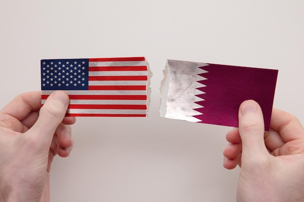 Banderas de papel de estados unidos y qatar destrozadas concepto de relación política