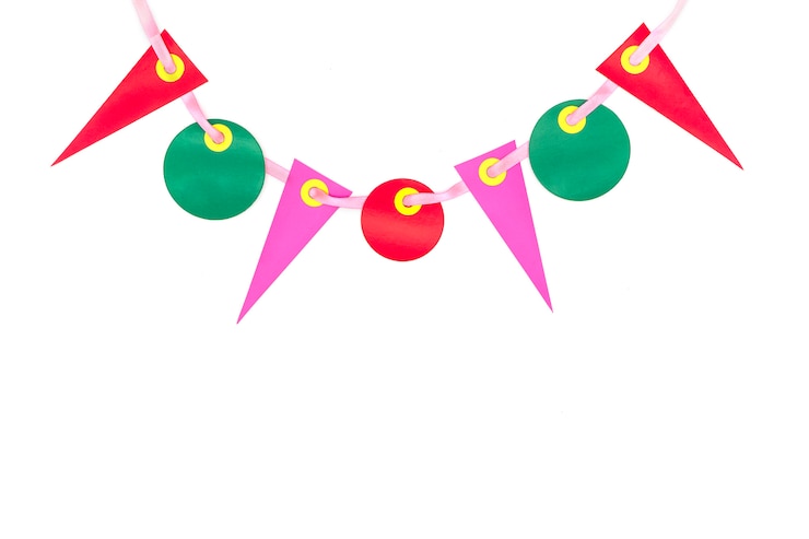 Foto banderas de papel de fiesta multicolor para cumpleaños decorado
