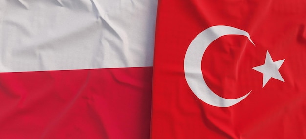 Banderas de Polonia y Turquía Primer plano de la bandera de lino Bandera hecha de lona Bandera polaca Símbolos nacionales del Estado turco Ilustración 3d