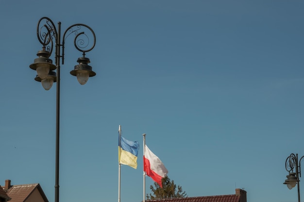 Banderas de Polonia y Ucrania, un signo de solidaridad con las personas que luchan por la independencia y la victoria que luchan por la paz en todo el planeta