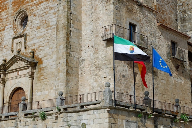 Banderas de la región de Extremadura España y la Unión Europea en el castillo medieval