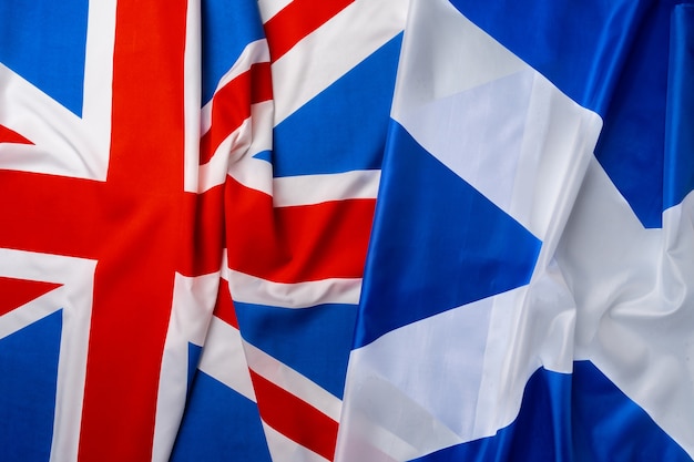 Foto banderas de reino unido y escocia plegadas