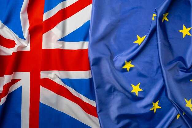 Banderas de Reino Unido y Unión Europea plegadas