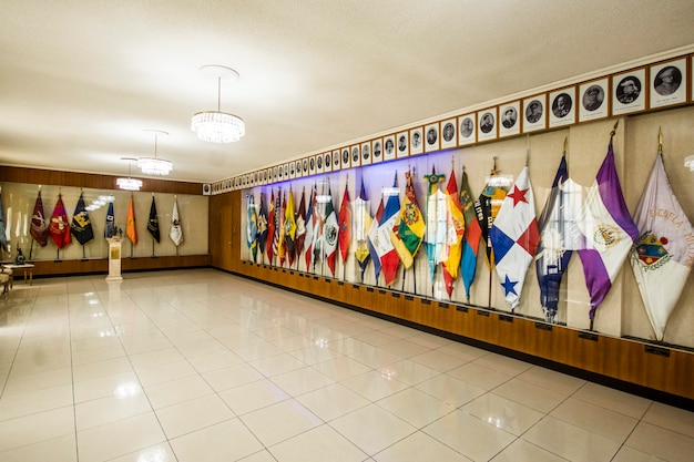 Banderas en sala de ceremonia