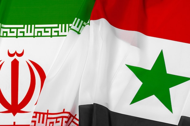 Banderas de Siria e Irán juntas de cerca