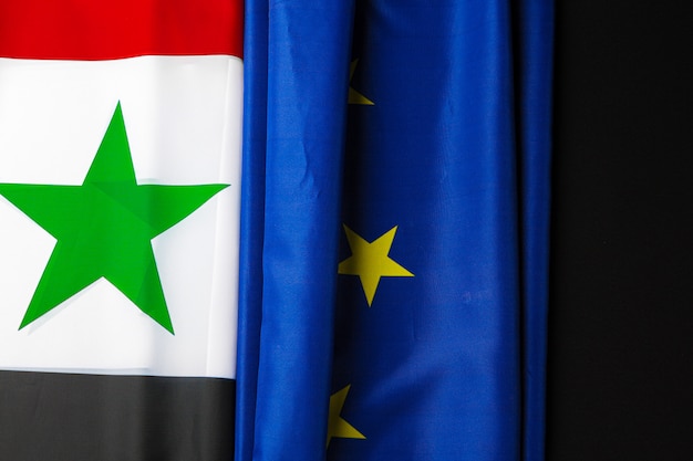 Banderas de Siria y la Unión Europea juntas