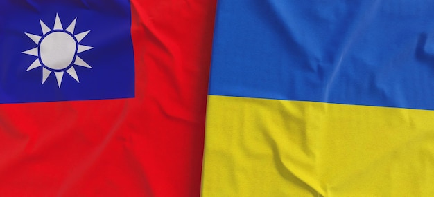 Banderas de Taiwán y Ucrania Primer plano de la bandera de lino Bandera hecha de lona Taipéi taiwanés Símbolos nacionales del Estado ucraniano Ilustración 3d
