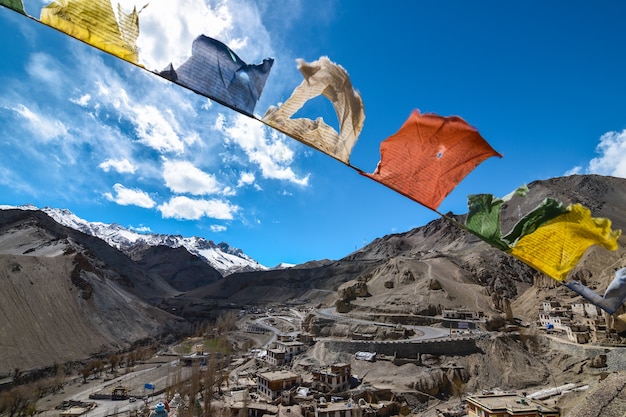 Banderas tibetanas con el paisaje de la ciudad de Leh ladakh.