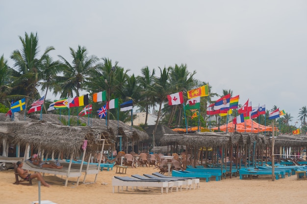 Banderas de todos los países del mundo en la playa.