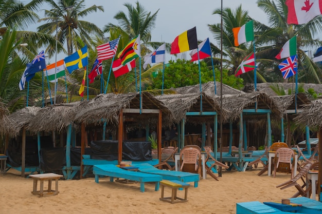 Banderas de todos los países del mundo en la playa.