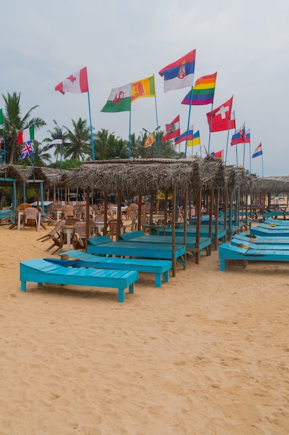 Banderas de todos los países del mundo en la playa.