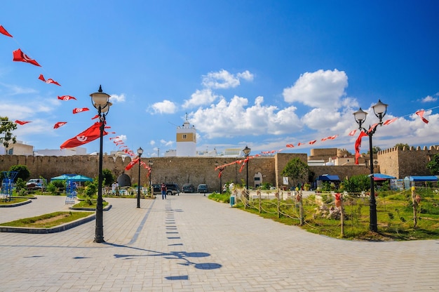 Banderas de Túnez cerca de Medina en Hammamet