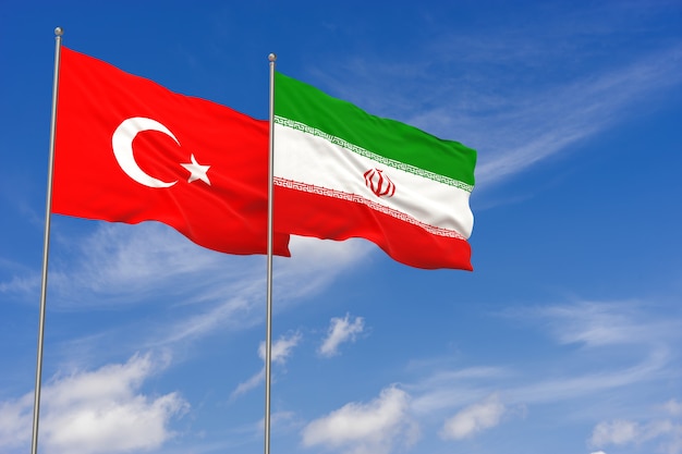 Banderas de Turquía e Irán sobre fondo de cielo azul. Ilustración 3D