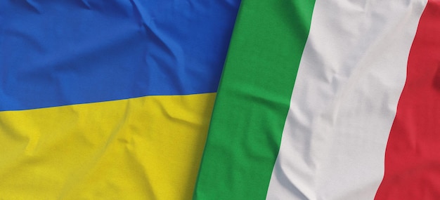 Banderas de Ucrania e Italia Bandera de lino de cerca Bandera hecha de lona Ucraniano Kyiv Italiano Roma Símbolos nacionales Ilustración 3d