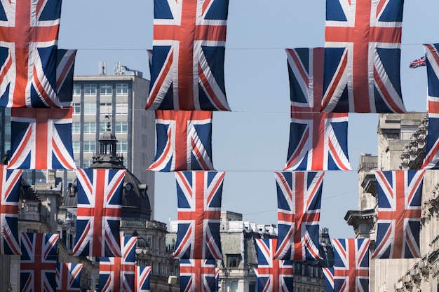 Banderas Union Jack cuelgan en el centro de Londres en preparación para la boda real