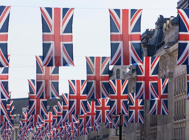 Banderas Union Jack cuelgan en el centro de Londres en preparación para la boda real