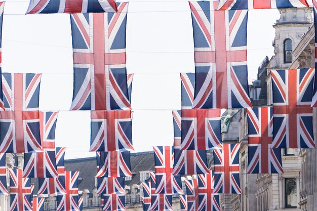 Banderas Union Jack cuelgan en el centro de Londres en preparación para la boda real