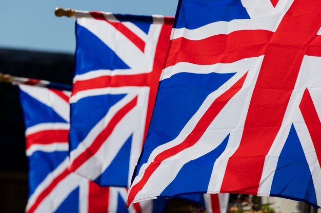 Banderas Union Jack cuelgan en Windsor en preparación para la boda real