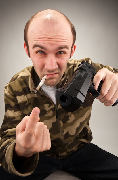 Foto bandido insolente con pistola