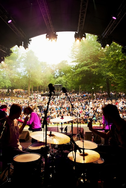 Bandkonzert und Bühne bei Veranstaltungen und Partys im Freien oder Energie für die Freiheit im Urlaub. Volkstrommeln und Musikfestival oder Rave-Audio und Gesang für ein lustiges Publikum und Musiker mit Instrumenten zur Show