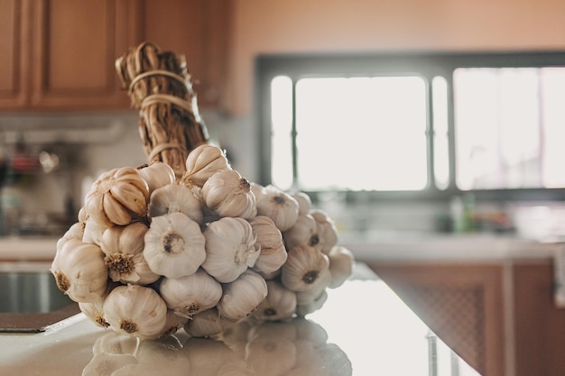 Bando de alho na mesa da cozinha Conceito de preparação para cozinhar