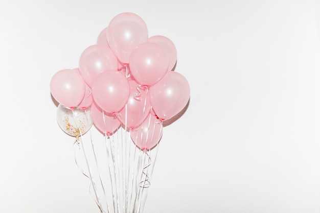 Foto bando de balões rosa isolado no fundo branco