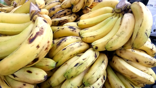 Bando de bananas frescas em um mercado de rua na Índia. Essas bananas estão maduras e prontas para serem consumidas. A banana é um alimento rico em energia.