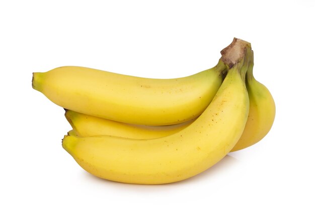 Bando de bananas maduras isolado no fundo branco