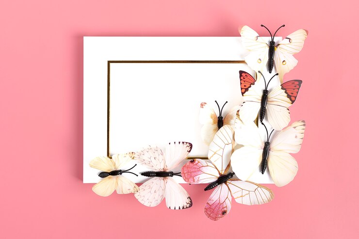 Foto bando de borboletas na moldura branca em fundo rosa