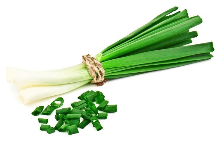 Foto bando de cebola verde no fundo branco