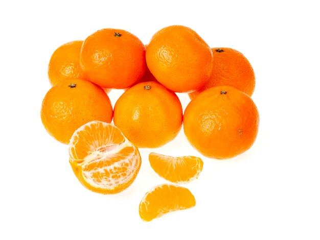 Bando de clementinas de laranja maduras isoladas no branco.