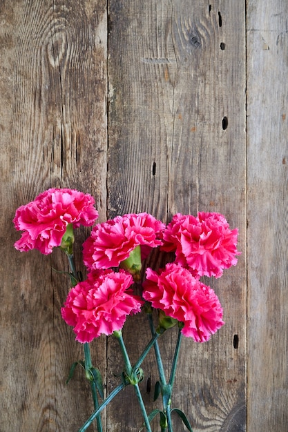 Bando de cravos rosa na velha de madeira