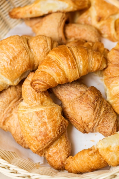 Bando de croissants frescos em uma cesta de palha