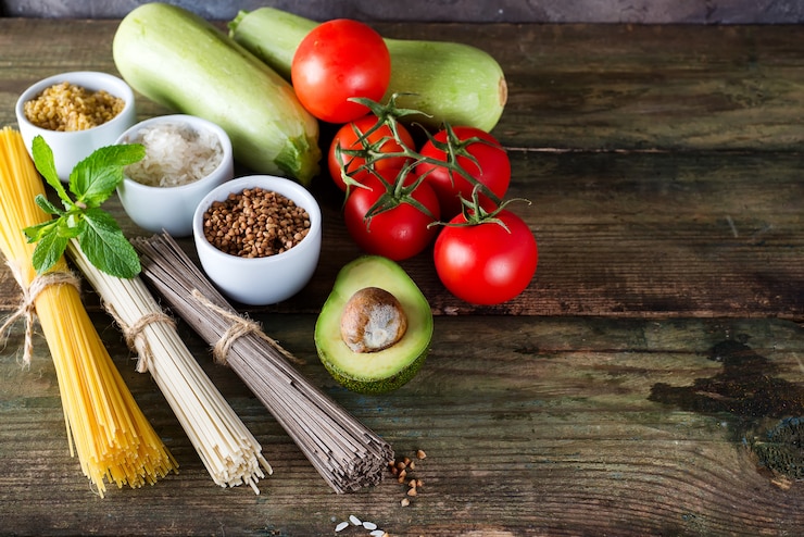 Foto bando de espaguete italiano, macarrão soba e sommel, tigelas com trigo e arroz
